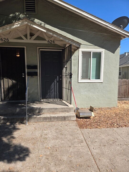 624 J St in Modesto, CA - Building Photo