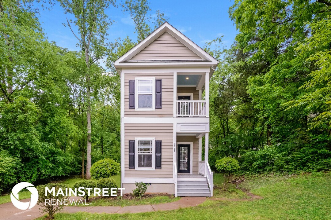 3921 Sky Dr in Charlotte, NC - Building Photo
