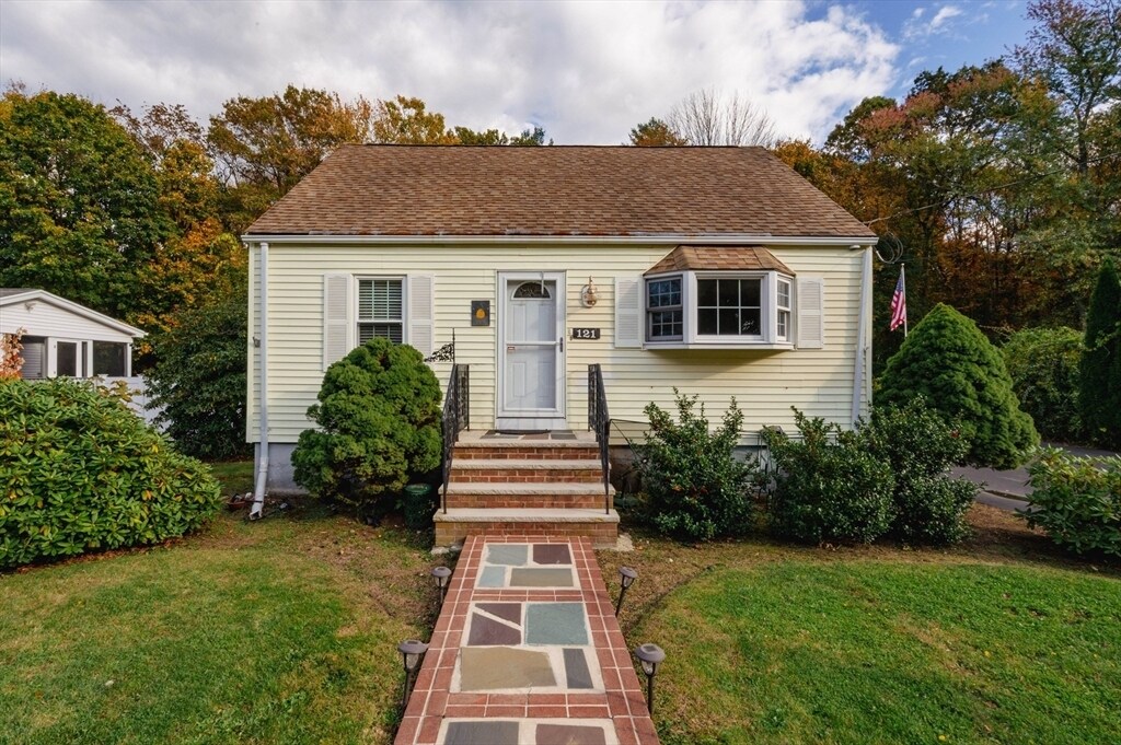 121 Ewing Dr in Stoughton, MA - Building Photo