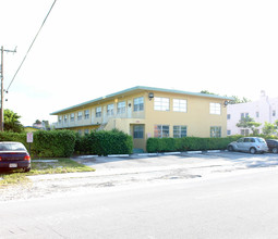 Croissant Park Apartments in Fort Lauderdale, FL - Building Photo - Building Photo