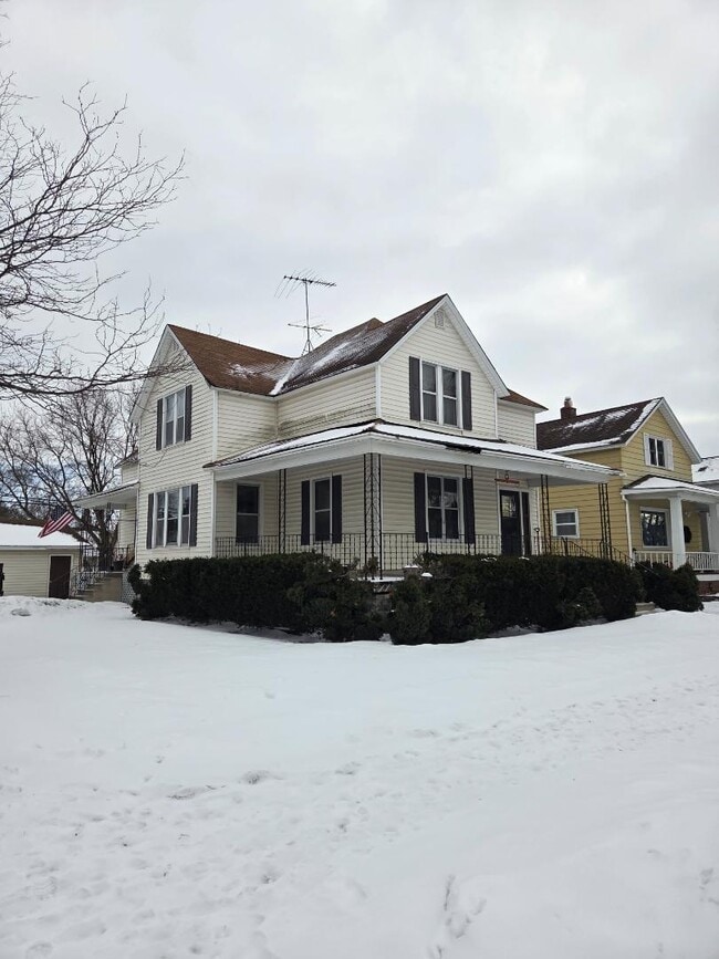 1102 Oakes St in Marinette, WI - Foto de edificio - Building Photo