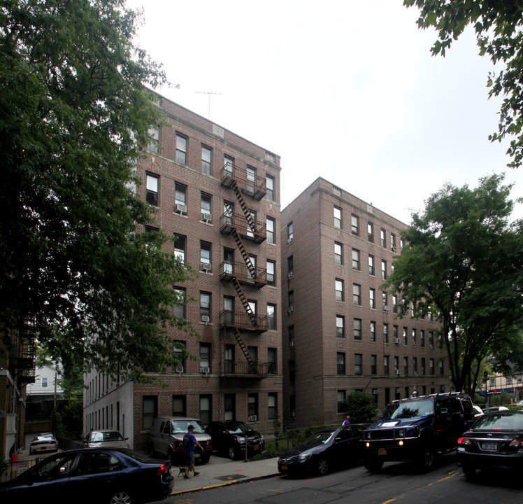 8246 Lefferts Blvd in Kew Gardens, NY - Building Photo