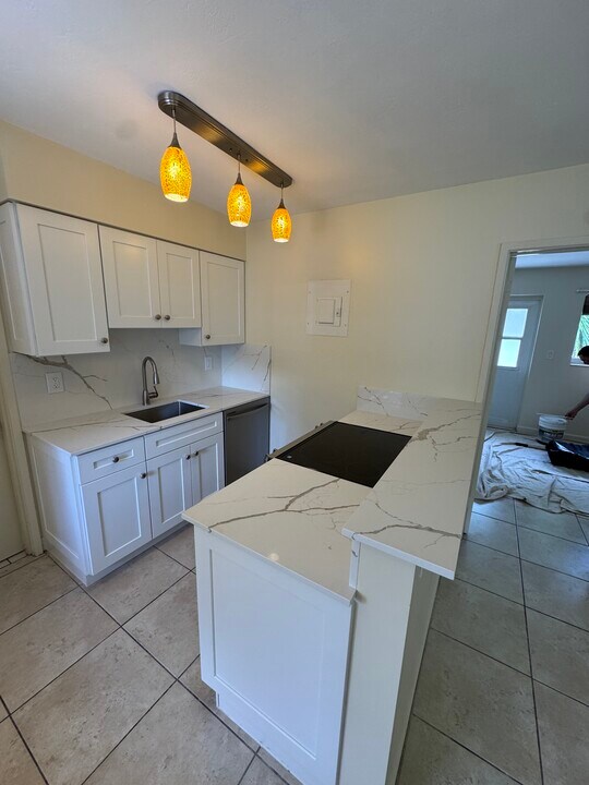 2585 NE 11th Ct in Pompano Beach, FL - Building Photo