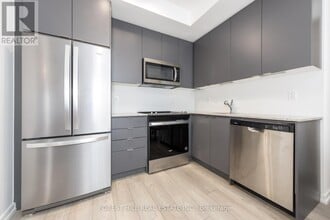 18 Lytham Grn Cir in Newmarket, ON - Building Photo - Building Photo