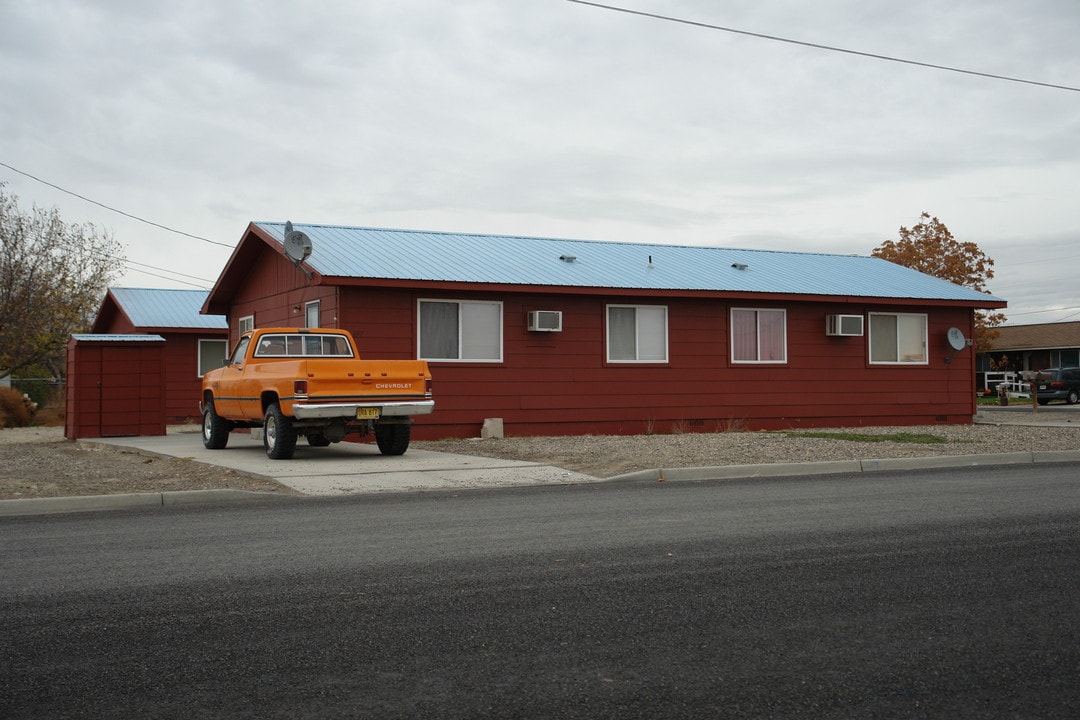 695 SE 9th Ave in Ontario, OR - Foto de edificio