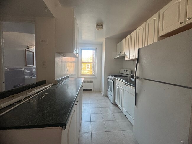 3404 76th St, Unit 3 in Jackson Heights, NY - Building Photo - Building Photo