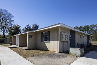 Redstone Garden Apartments in Huntsville, AL - Foto de edificio - Building Photo