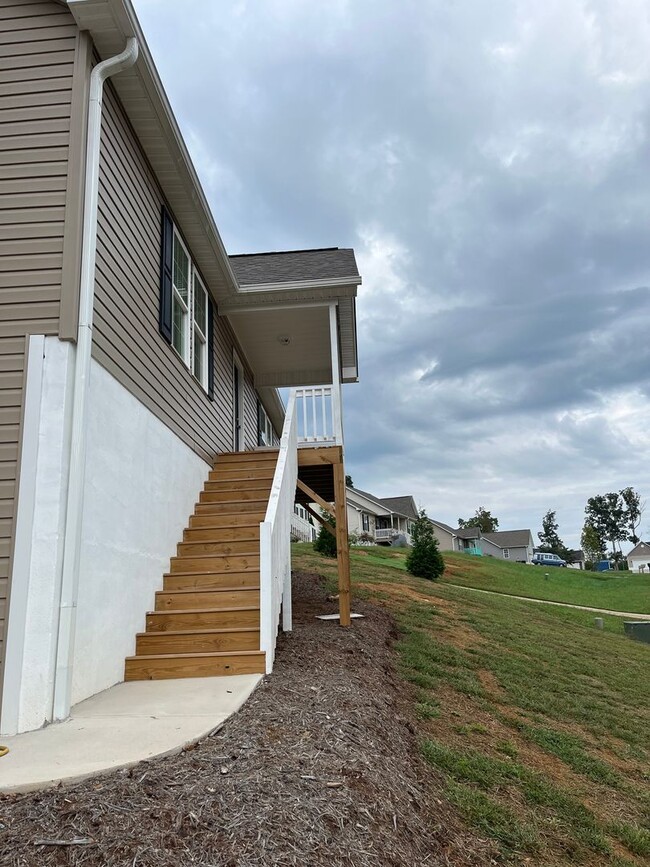 836 Falling Creek Ct in Rural Hall, NC - Foto de edificio - Building Photo