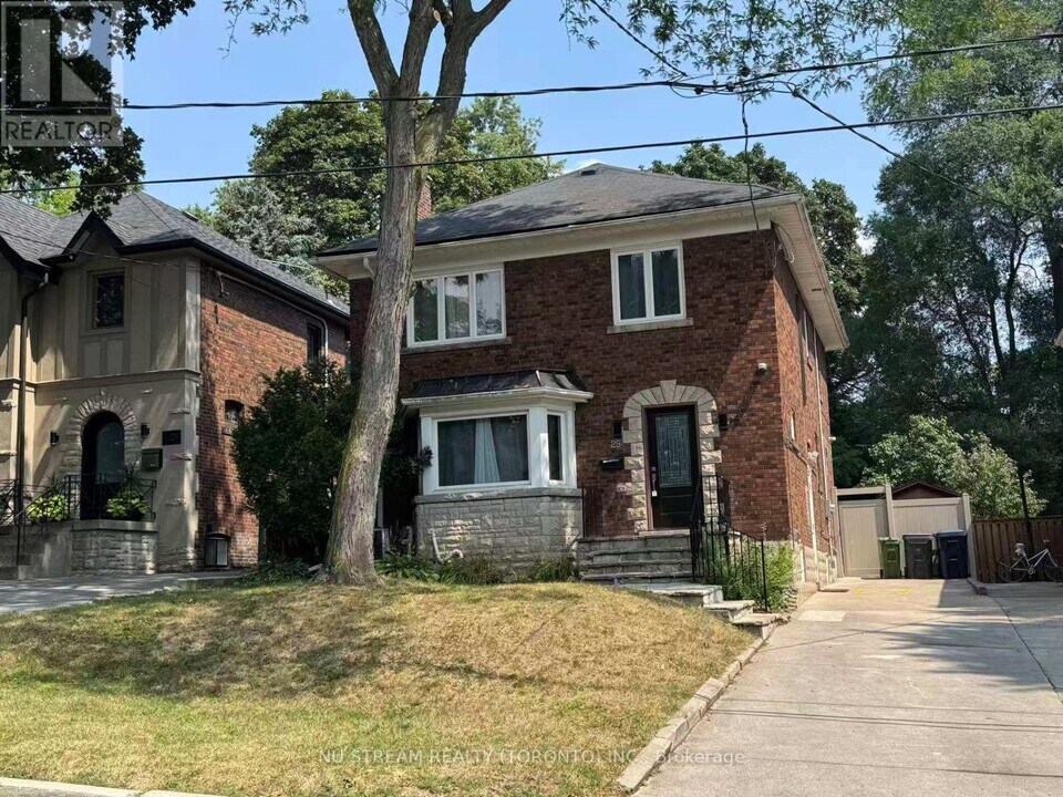 25 Duncannon Dr in Toronto, ON - Building Photo