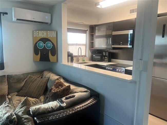 11430 3rd St E in Treasure Island, FL - Building Photo - Building Photo