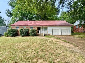 2050 Sharon Ln in Memphis, TN - Building Photo