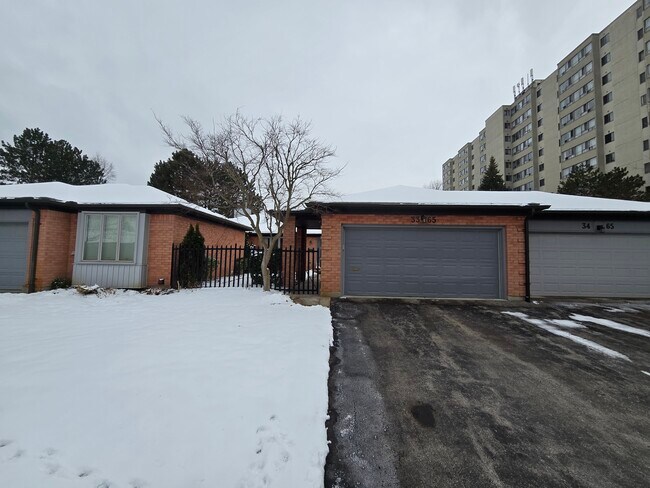 65 Fiddlers Green Rd in London, ON - Building Photo - Building Photo