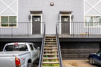 CRYSTAL SPRINGS CONDOMINIUMS in Portland, OR - Building Photo - Building Photo