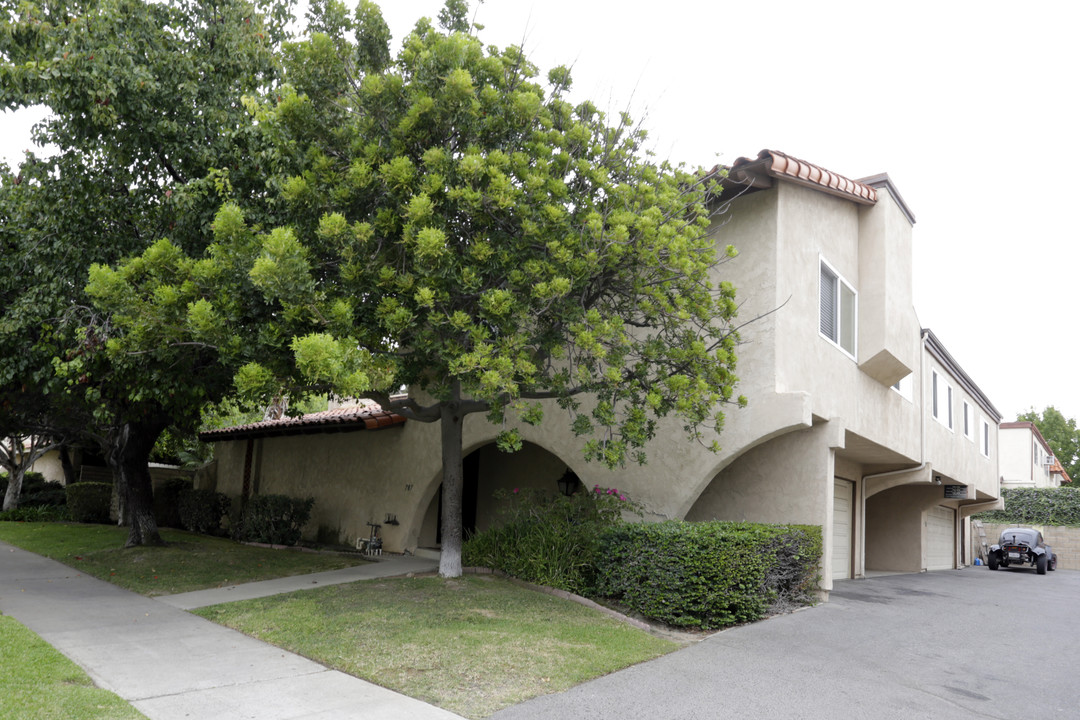 787 N Adele in Orange, CA - Foto de edificio