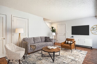 Woodbridge Apartments in Kansas City, MO - Foto de edificio - Building Photo