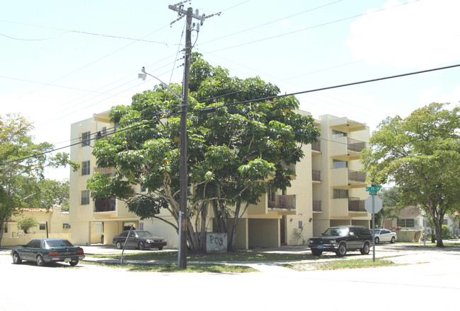 1090 NE 129th St in North Miami, FL - Foto de edificio - Building Photo