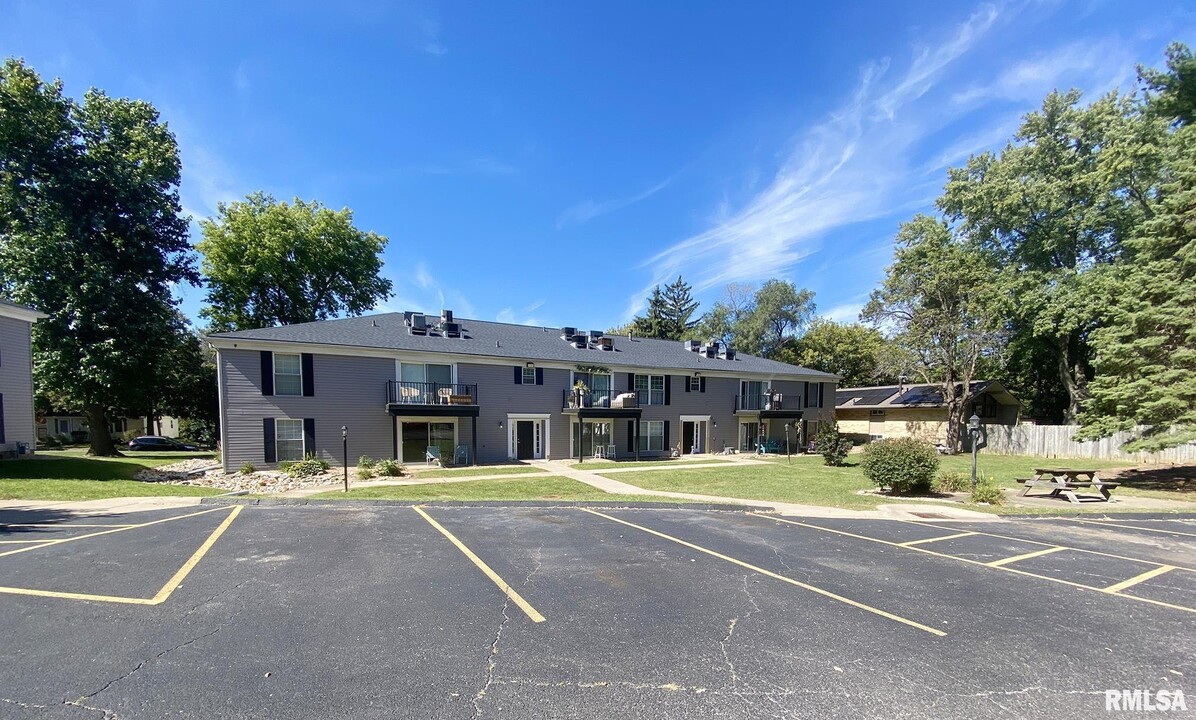 5210 North Montclair Avenue in Peoria Heights, IL - Building Photo