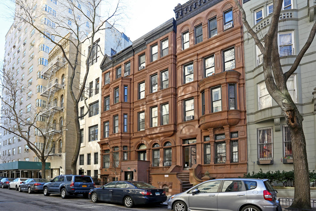 8 W 90TH St in New York, NY - Building Photo