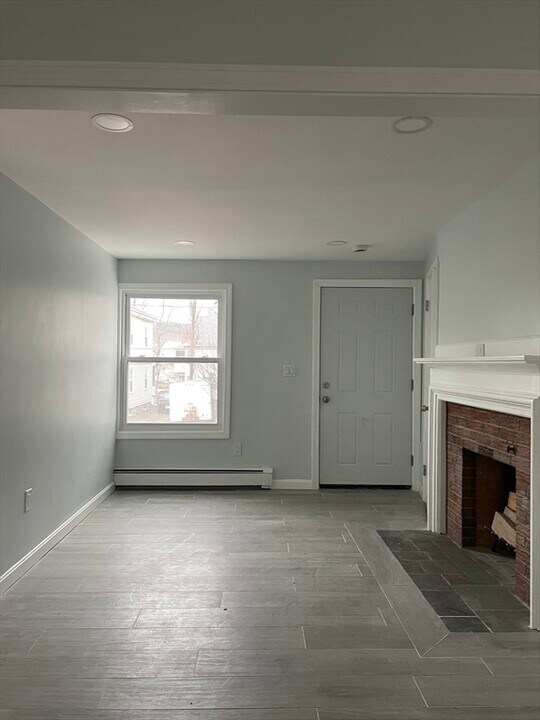 36 Dartmouth St in Waltham, MA - Building Photo