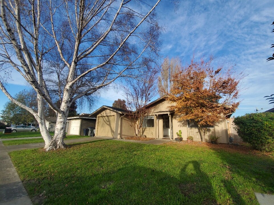 1240 Devlin Ct in Arcata, CA - Foto de edificio