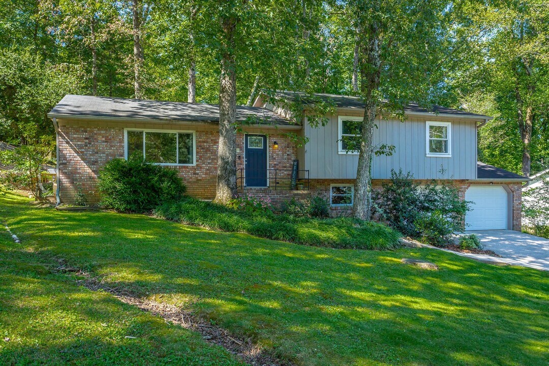 819 Skyline Park Dr in Signal Mountain, TN - Building Photo