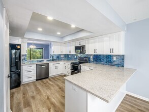 6304 Grand Bahama Cir in Tampa, FL - Foto de edificio - Building Photo