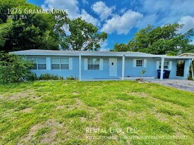 1275 Gramac Dr in North Fort Myers, FL - Building Photo