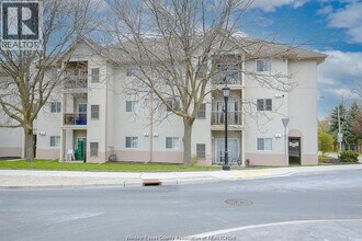 3000 Sandwich St. in Windsor, ON - Building Photo - Building Photo