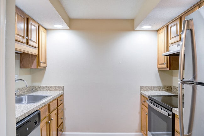 Waterford Village in Bridgewater, MA - Foto de edificio - Interior Photo