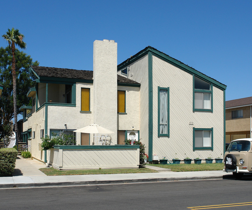 16871 Green St in Huntington Beach, CA - Foto de edificio