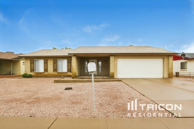 property at 955 W Santa Cruz Dr