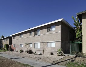 1551 W Ball Rd in Anaheim, CA - Building Photo - Building Photo