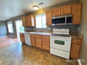 1441 Heather Ln in Syracuse, UT - Building Photo - Building Photo