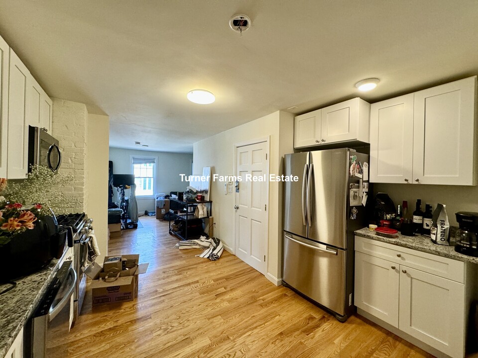 525 E 3rd St, Unit 2F in Boston, MA - Building Photo