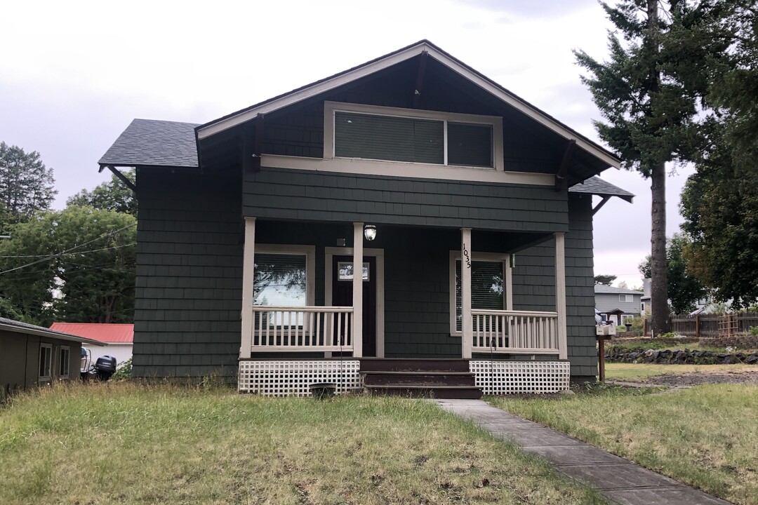 1035 NW State St in Pullman, WA - Foto de edificio