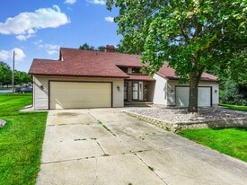 2598 Parkwood Dr, Unit 2598 in Green Bay, WI - Building Photo