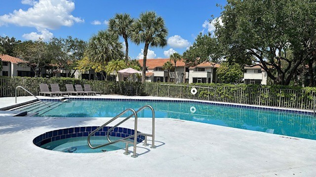 Crescent Cove Apartments in Coral Springs, FL - Building Photo