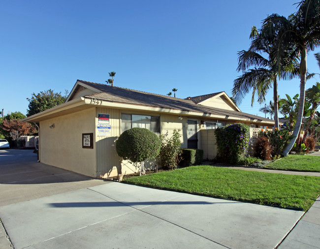 Walnut Apartments in Orange, CA - Building Photo - Building Photo