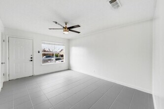 3408 Dolphin Dr in Austin, TX - Foto de edificio - Building Photo