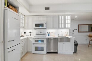 350 S Miami Ave, Unit 1205 in Miami, FL - Building Photo