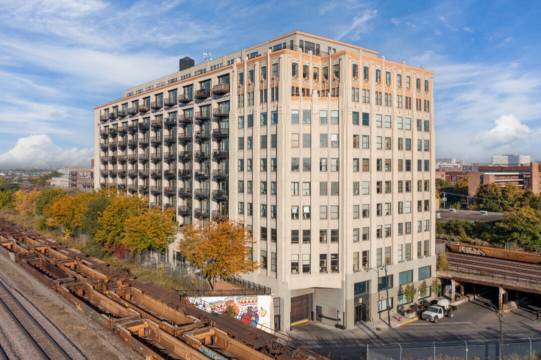 University Station in Chicago, IL - Foto de edificio