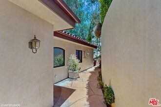 3311 Deronda Dr in Los Angeles, CA - Building Photo - Building Photo