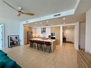 301 Quay Cmn, Unit 1004 in Sarasota, FL - Foto de edificio - Building Photo