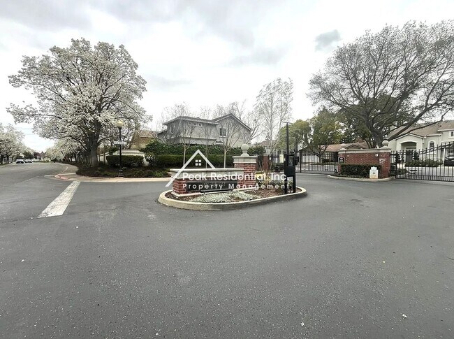 9400 Windrunner Ln in Elk Grove, CA - Foto de edificio - Building Photo