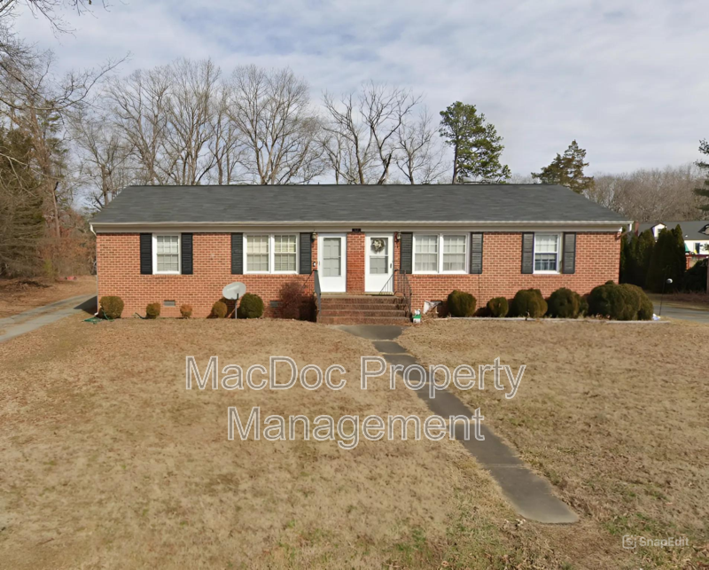 101 Lee St in Bowling Green, VA - Building Photo