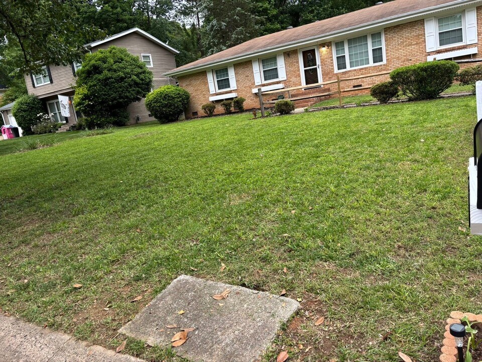 1210 Fox Run Dr in Charlotte, NC - Building Photo