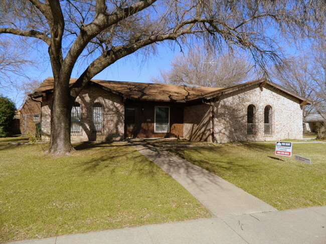 1001 Fairfax Ct in Arlington, TX - Building Photo - Building Photo