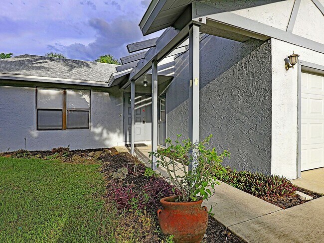 3723 Skyline Blvd in Cape Coral, FL - Building Photo - Building Photo