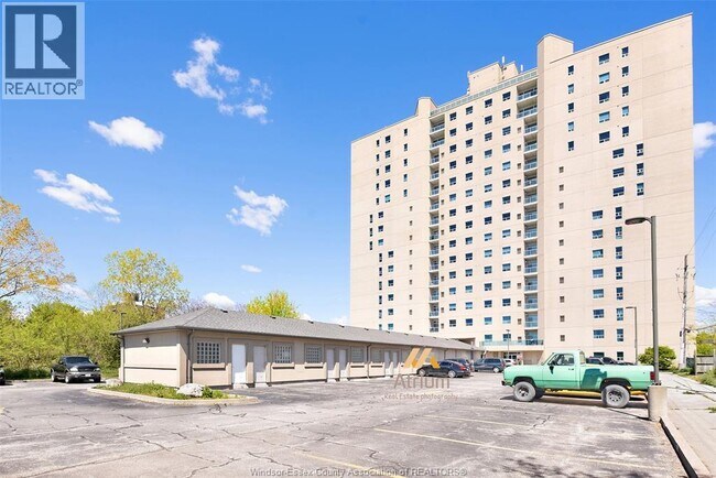 1225 Riverside Dr W in Windsor, ON - Foto de edificio - Building Photo
