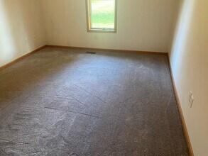 604 Apple Hill Way in Angola, IN - Foto de edificio - Building Photo